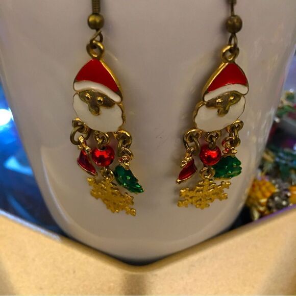 Rare 60s vintage Enamel Santa dangle Earrings with Snowflake tips - Picture 1 of 5